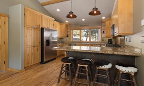 ثلاجة، ميكروويف، فرن، موقد طهي مسطح