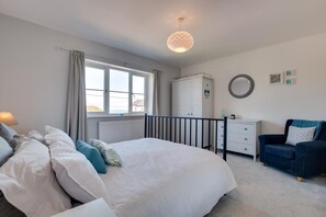 4 habitaciones, tabla de planchar con plancha y cuna de viaje 