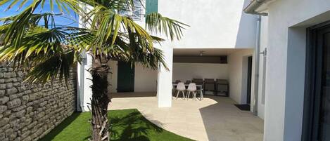 تناول الطعام بالخارج