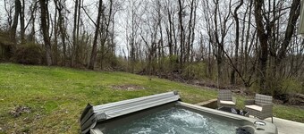 HOT TUB Cozy Woodsy retreat close to the City