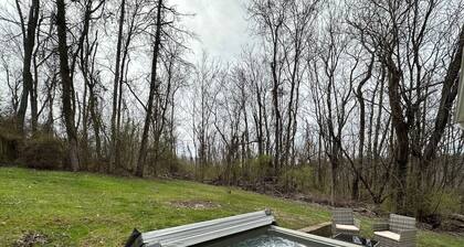 HOT TUB Cozy Woodsy retreat close to the City