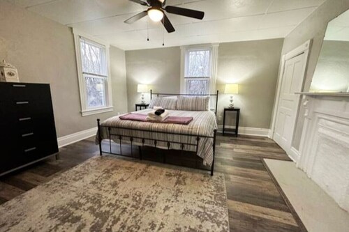 Cozy Woodsy retreat close to the City