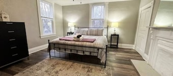 Cozy Woodsy retreat close to the City