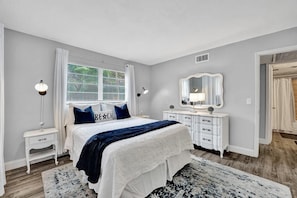 1 bedroom, desk, iron/ironing board, travel cot - ⭐Only 5 Minutes To Beach ⭐ Downtown, Fast Wi-fi, Free Parking, Outdoor Grill (Delray Beach)