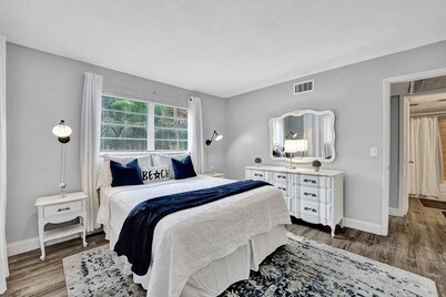 ⭐Only 5 Minutes To Beach ⭐ Downtown, Fast Wi-fi, Free Parking, Outdoor Grill