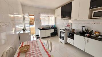 Geladeira, micro-ondas, cooktop, cafeteira/chaleira