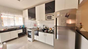 Geladeira, micro-ondas, cooktop, cafeteira/chaleira