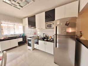 Een koelkast, een magnetron, een kookplaat