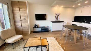 Deluxe Apartment | Living area | 30-inch flat-screen TV with cable channels, TV