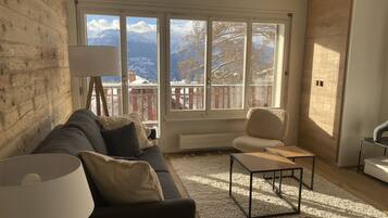 Deluxe Apartment | Living area | 30-inch flat-screen TV with cable channels, TV