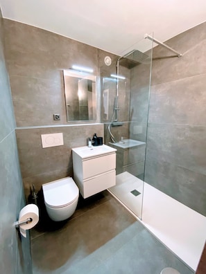 Appartement Deluxe | Salle de bain | Douche, pomme de douche hydromassante, serviettes fournies, savon