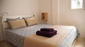2 Schlafzimmer, Schreibtisch, Bügeleisen/Bügelbrett, Reisekinderbett