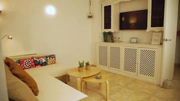 Een smart-tv en boeken