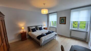 3 bedrooms, desk, iron/ironing board, travel cot