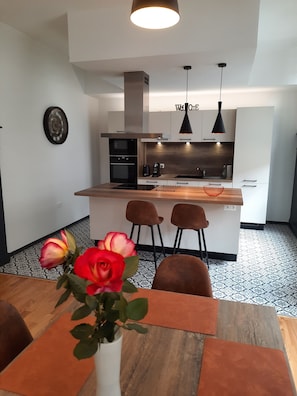 Jääkaappi, mikroaaltouuni, uuni, liesi