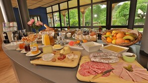 A breakfast buffet with various cheeses, meats, fruits, and pastries. - LOGIS HOTEL - L'HÔTEL DES BAINS (Salles-la-Source)