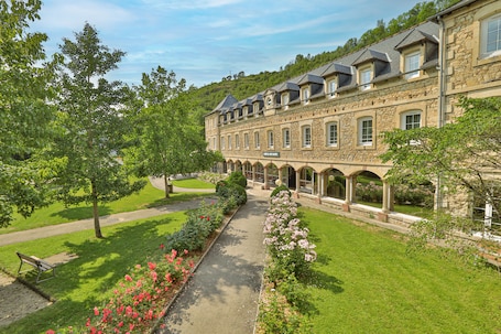 Front of property. LOGIS HOTEL - L'HÔTEL DES BAINS