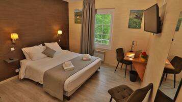 Chambre Double Confort | Rideaux occultants, Wi-Fi gratuit, draps fournis