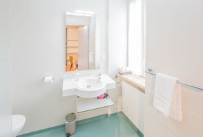 Kahden hengen standard-huone | Kylpyhuone | Suihku, hiustenkuivaaja, pyyhkeet