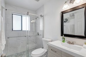 Shower, hair dryer, towels, soap - SPACIOUS 2bd, washer/dryer, private patio, grill (Delray Beach)