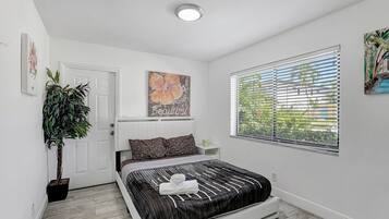 3 bedrooms, iron/ironing board, WiFi (free), bed sheets