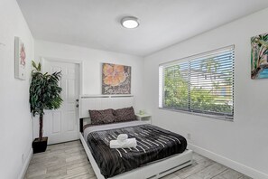 2 عدّة غ�رف نوم ومكواة/لوح كي وواي فاي مجانًا وملاءات أسرّة