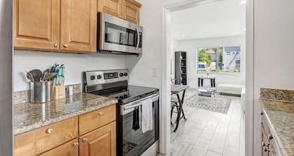 SPACIOUS 2bd, washer/dryer, private patio, grill