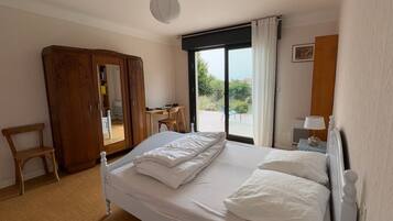 3 bedrooms, desk, iron/ironing board, free WiFi