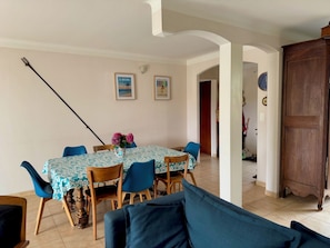 Dining - 800 m from beaches, large family house, large garden, town center, quiet area (Saint-Michel-Chef-Chef)