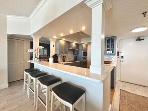 R éfrigérateur, micro-ondes, four, plaque de cuisson