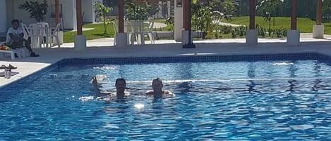 حمّام سباحة خارجي، حمّام سباحة مُدفَّأ