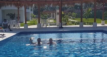 Acapulco Diamante a un costado de LA ISLA