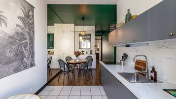 Een koelkast, een microgolfoven, een oven, een vaatwasser