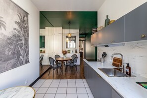 Kjøleskap, mikrobølgeovn, ovn og oppvaskmaskin