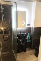 Apartamento de diseño | Baño | Secador de pelo, toallas, jabón y champú