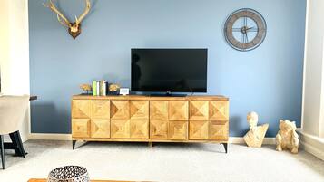 Condo Deluxe | Área de sala de estar | Smart TV de 55 pulgadas con canales vía satélite y televisión