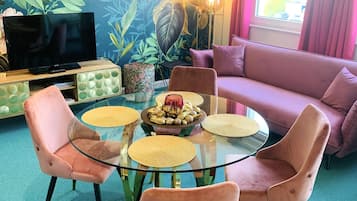 Design-Apartment | Wohnbereich | 55-Zoll-Smart-TV mit Satellitenempfang, Fernseher