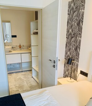 Business Condo | Bathroom | Hair dryer, towels, soap, shampoo - BESOTEL Mettmann (Mettmann)