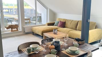 Deluxe-Apartment | Essbereich im Zimmer