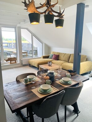 Deluxe Condo | In-room dining - BESOTEL Mettmann (Mettmann)