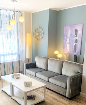 Comfort Apartment | Living area | 55-inch Smart TV with satellite channels, TV - BESOTEL Mettmann (Mettmann)