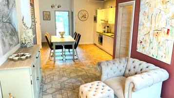 Exclusive-Apartment | Wohnbereich | 55-Zoll-Smart-TV mit Satellitenempfang, Fernseher