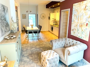 Appartement exclusif | Aire de séjour | Téléviseur connecté de 55 po avec télévision par satellite, téléviseur