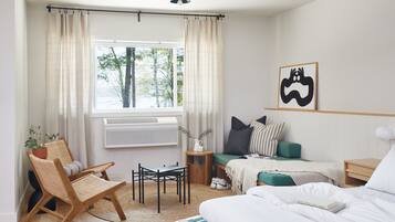 Ropa de cama de alta calidad y espacio para trabajar con laptop