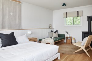 Ropa de cama de alta calidad y espacio para trabajar con laptop