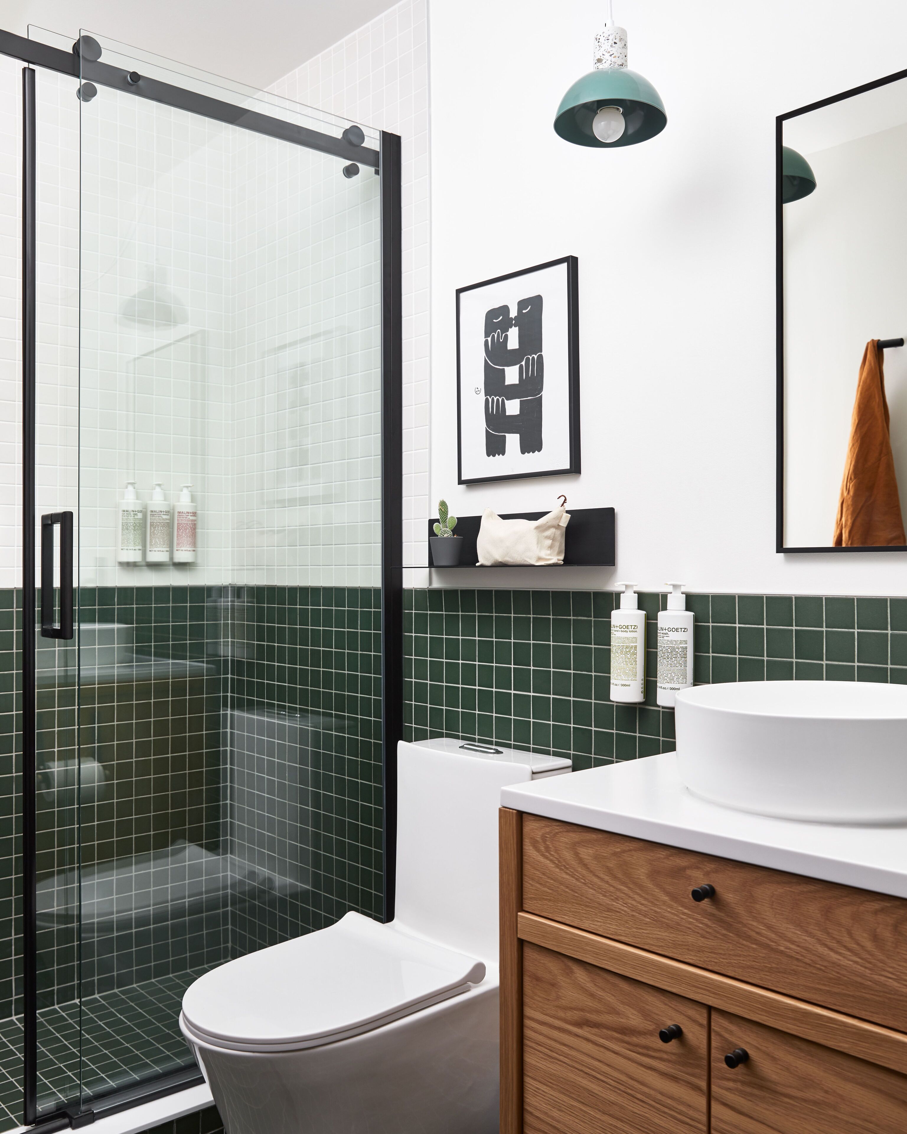 Combined shower/bathtub, rainfall showerhead, designer toiletries
