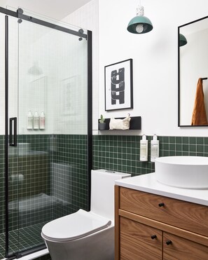 Duschwanne, Regendusche, Designer-Toilettenartikel, Haartrockner