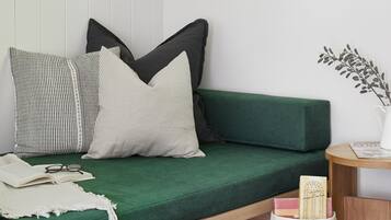 Calabogie King | Ropa de cama de alta calidad y espacio para trabajar con laptop