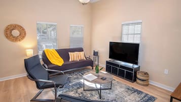 House (3 Bedrooms) | Living area