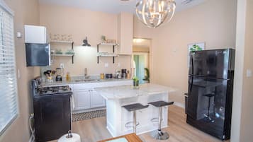 House (3 Bedrooms) | Private kitchen | Microwave, oven, stovetop, cookware/dishes/utensils